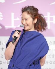 黒木華、草笛光子のサプライズ手紙に感激「目指す姿」主演映画「アイミタガイ」舞台あいさつ