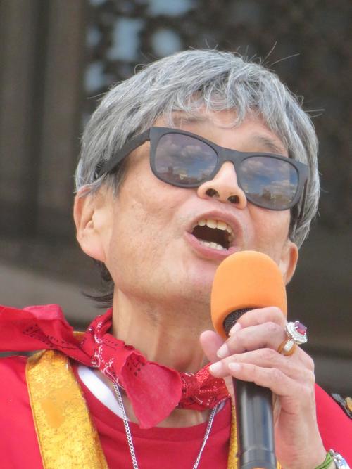 がん闘病中の森永卓郎氏、ド派手衣装で高橋真梨子の「ごめんね…」熱唱「紅白いくぞ～」と怪気炎