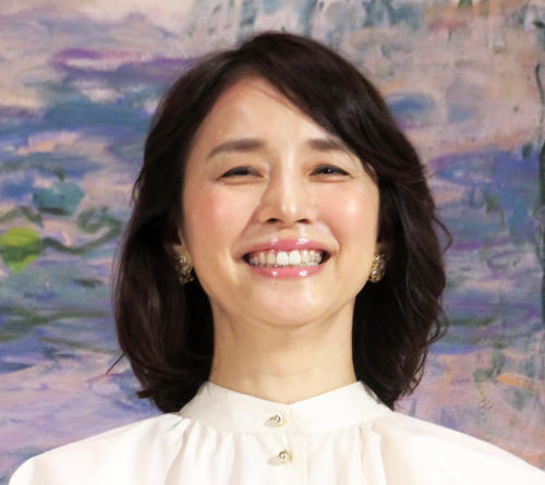 石田ゆり子「米大統領選の行方が気になる…」も、パリ美術館ロケ私服ショット披露