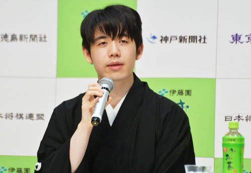 藤井王位就位式、井山王座の祝辞に「プロになった直後からやさしく接していただいた」／一問一答