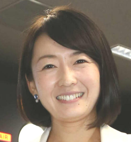 「張り切っちゃうタイプ」テレ東38歳アナが後輩アナに挟まれ&quot;顔芸&quot;披露「The顔芸の見本」