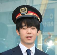 藤井聡太竜王「非常にレアな車両」JR高槻駅の新名称発表セレモニー出席　関西将棋会館開館記念