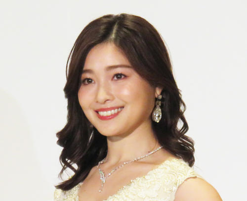 「美し過ぎる」トップ女優の32歳姉、チアリーダー姿で圧巻「鍛え抜かれた」美脚を披露し騒然