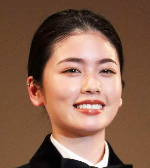 柳生みゆ、久しぶりに会った女優と頬を寄せツーショット　誕生日プレゼントに手編みのポーチ