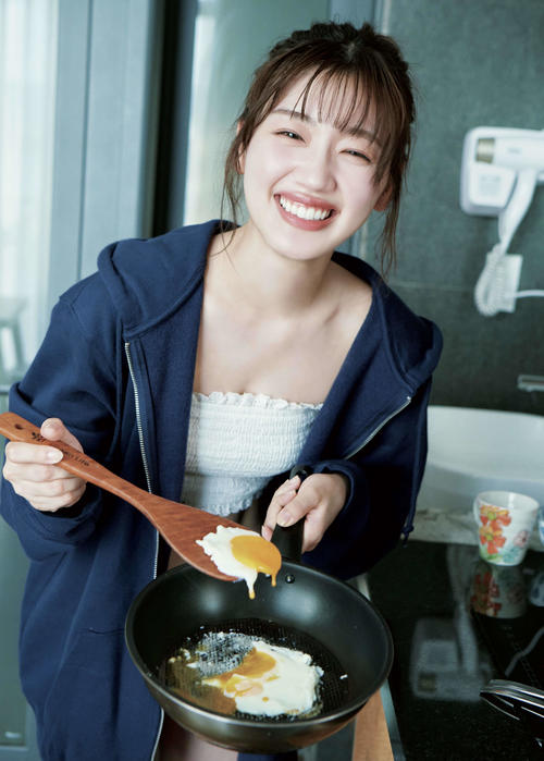 日向坂46佐々木美玲、写真集で目玉焼き作り挑戦　パーカーから素肌のぞかせる彼女感ショット