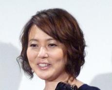 杉田かおる60歳誕生日、赤のトップス姿で花束抱え「お友達が還暦祝いしてくださいました」