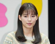 石井杏奈、駅のホームで両手広げ「寒くなってきたので、お身体に気をつけて過ごしてくださいね」