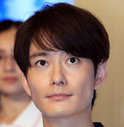 岡田将生、結婚発表後初インスタ投稿カメラに向かい「こんばんわ～」に「完璧な彼氏感的な角度」