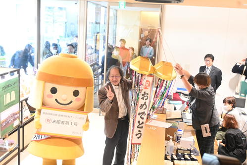 関西将棋会館がグランドオープン　将棋道場の会員番号１番は高槻市「はにたん」がゲット