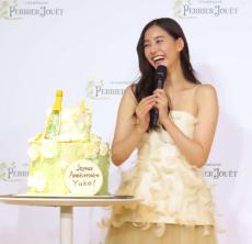 新木優子、巨大誕生日ケーキ贈られ大喜び「ペリエ　ジュエとともにすてきな年にしたい」