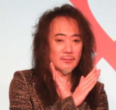 PATA、hideバースデーイベントで還暦祝いの赤いちゃんちゃんこ、背中のロゴにファン歓喜