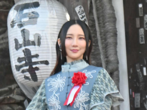 ファーストサマーウイカ「まことに幸せな１年間でした！」大河共演の吉高由里子らとの写真投稿