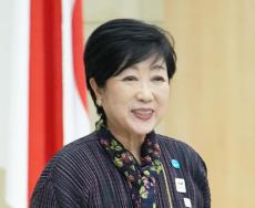 小池百合子知事「練習はバッチリだったんですけど」始球式で剥離骨折「バリアフリーって大事」