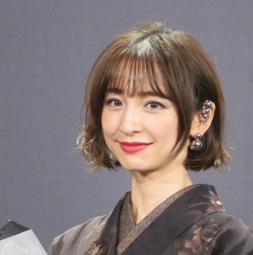 篠田麻里子「10代に混じるもうすぐ40」AKB現役メンバーと記念ショット公開、後輩から感謝