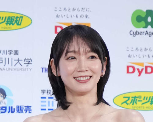 吉岡里帆「色気ムンムン」デコルテ全開黒ドレス姿大放出「年始から色々とあったこともあり…」