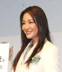 48歳瀬戸朝香、金色の光に照らされる横顔「美しいの一言です」「めちゃめちゃ綺麗」