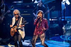 【紅白歌合戦】B’z、初出場は録画と思いきや…サプライズで生歌唱披露　橋本環奈も感激