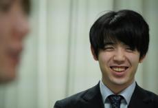 藤井聡太７冠「大谷選手の３分の２です」体調管理の秘訣を告白　かまいたちと新春対談