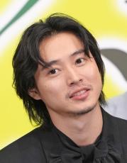 山崎賢人、今年の抱負「忍者のように…蛇のように…脱皮を繰り返していい人に」おぼつかない様子