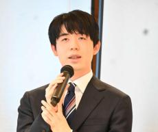 藤井聡太７冠「ハハッ」新年初笑い　指し初め式初体験の“長考”に杉本師匠から“指導”