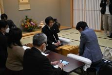 【将棋】千駄ケ谷駅前の新将棋会館で対局開始　特別対局室のこけら落としは中村八段対佐藤九段