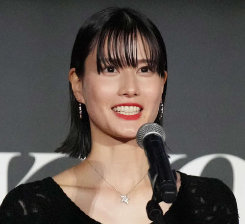 橋本愛、最新のド派手な金髪＆キラキラネイル公開「ギャル可愛い」との声