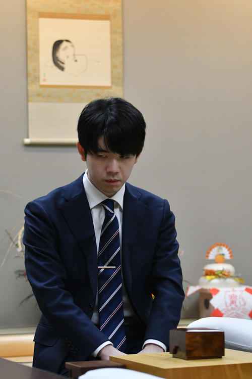 【叡王戦】藤井聡太７冠、新将棋会館で初対局　８冠返り咲き狙う本戦トーナメント、今年も初手はお茶