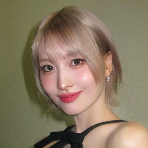 TWICE・MOMO、セクシー過ぎる美谷間披露「最も美しい女神」大胆黒ドレス　紅白オフショ