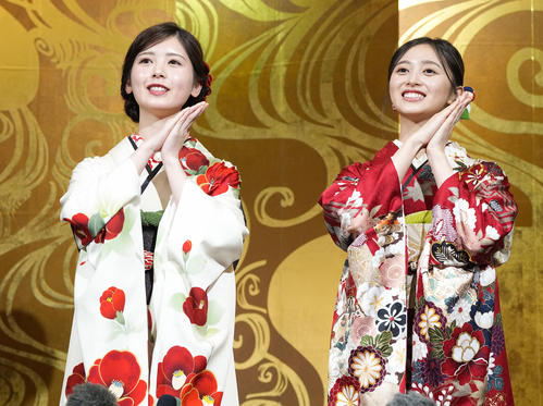 乃木坂46新成人蛇のポーズ「にょろにょろ世代です」筒井あやめ＆井上和、乃木神社で恒例成人式