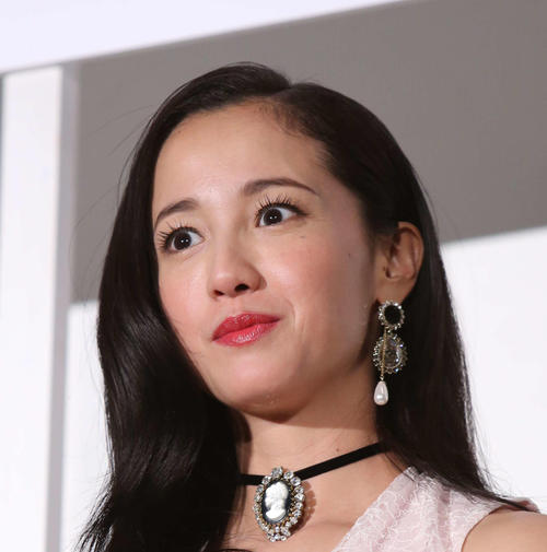 38歳大物女優が新年初降臨？黒髪近影公開コメ欄沸騰「キラキラ」「眼福」蜷川実花氏個展に登場