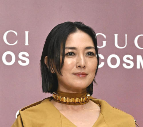 板谷由夏「弁護士事務所の所長を演じる年齢に」と感慨　川口春奈らに囲まれたオフショット投稿