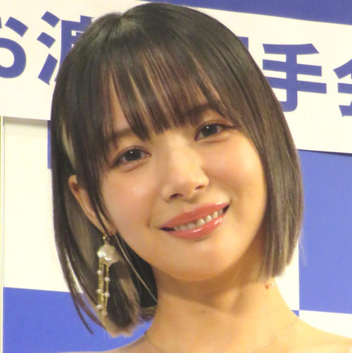 岡田紗佳、まるで“人魚”？ブルードレス姿を披露　「スタイル抜群」「美しすぎる」