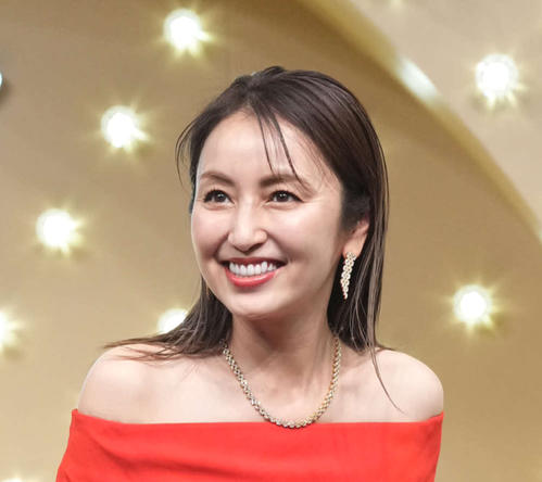 矢田亜希子「1カ月ぶりに自分でメイクしたw」どアップ自撮りに「10年顔変わってない」の声