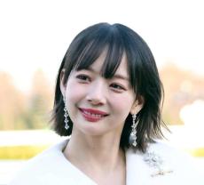 岡田紗佳「シャツを着るとない色気が」美脚あらわワンピース姿に「着る人が色気すごいから」の声