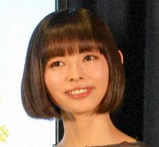 35歳最上もが、セーラー服×ヘッドホン学生風ショット　「透明感がすごいや」と絶賛の声