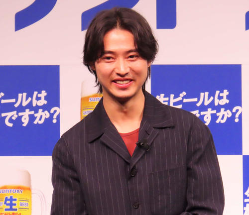 山崎賢人、ビール片手に”ベランピング”「家にいるけど外の気持ちいい風を…」