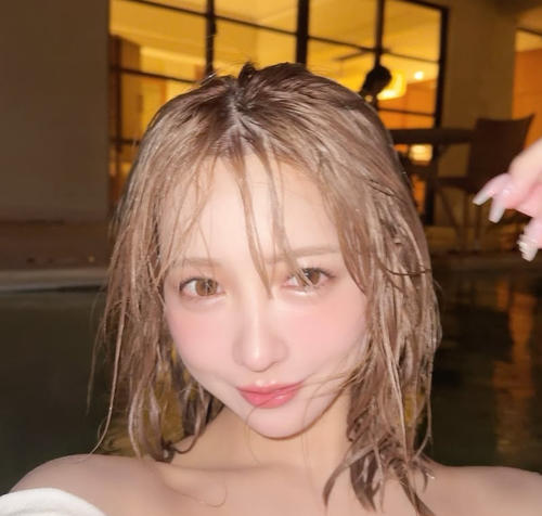 三上悠亜、沖縄VLOGオフショットでセクシー水着姿を披露「美しい」「似合って綺麗」