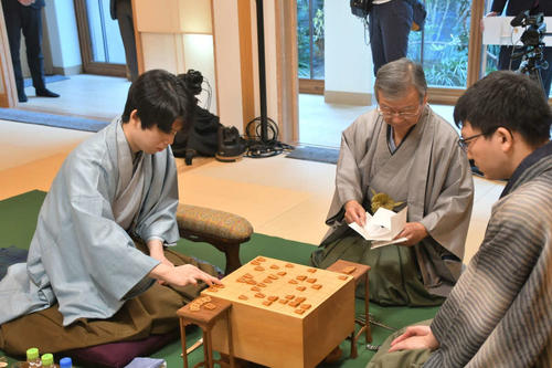 【王将戦】午後のおやつ　藤井聡太王将ダブルドリンク　永瀬拓矢九段４連続「苺のシャルロット」