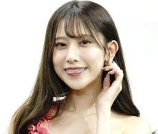 レースクイーン名取くるみ、胸元ぱっくり大胆ドレス姿公開「隣に座りたい、いや、目の前がいい」