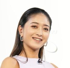 26歳タレント「バキバキ腹筋」ビキニ姿公開「プールとか行くと足の裏全面を」投稿にコメ欄大賛同