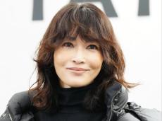 長谷川京子、愛犬との散歩姿を公開！おしゃれなブラックコーデに「カッケー」「素敵すぎ」の反響