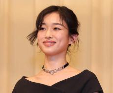 河合優実と小泉今日子がブルーリボン賞授賞式で初対面「ふてほどの時はお会いできなかったけど」