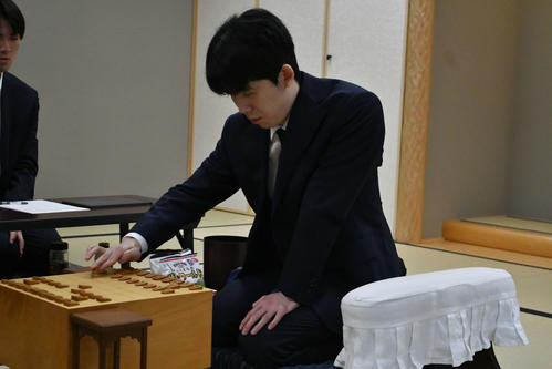 藤井聡太７冠の気合勝ち　振り飛車党の戸辺誠七段下し４強　将棋叡王戦本戦トーナメント準々決勝