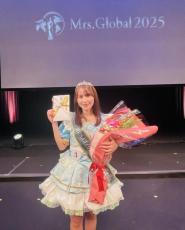 IZ*ONE」宮脇咲良、21歳の誕生日に“指ハート”…清純美貌で日韓ファンを