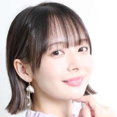岡田紗佳「気持ちが高まってきたぞー！」エレガントな黒ワンピに抜群の美脚「役満ボディー炸裂」