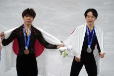 【フィギュア】日本勢３大会連続のWメダル　鍵山優真が銀、佐藤駿が涙の銅で羽生、宇野から継続