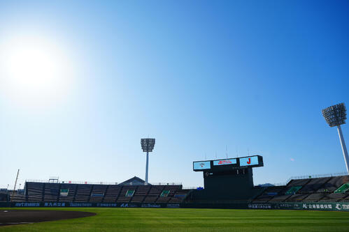 【侍ジャパン】宮崎で事前合宿スタート　グラウンドで宮崎牛の贈呈式、井端監督が差し入れ受ける