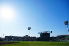 【侍ジャパン】宮崎で事前合宿スタート　グラウンドで宮崎牛の贈呈式、井端監督が差し入れ受ける