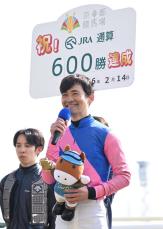 太宰啓介騎手がJRA通算600勝！　首差決着に「一応ガッツポーズしておきました」／京都3R