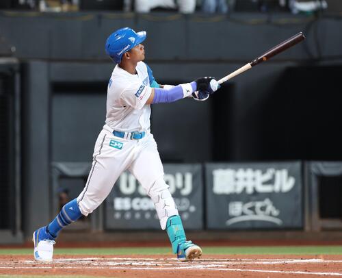 日本ハム】万波中正が10号に到達 左翼スタンド3階席までかっ飛ばし